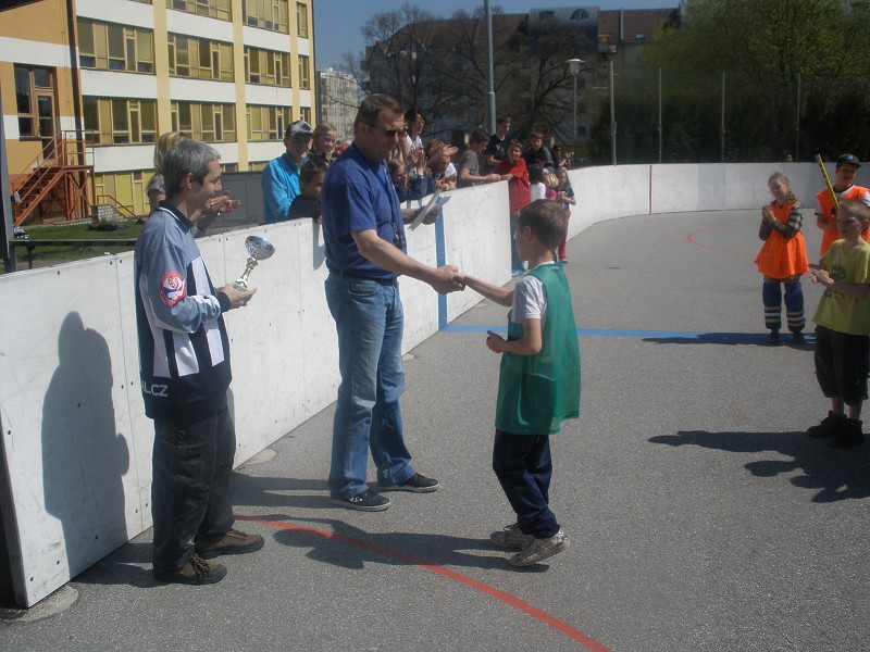 Hokejbalem proti drogám 2011